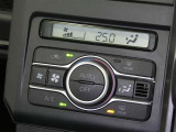 【オートエアコン】車内温度を感知して自動で温度調整をしてくれるのでいつでも快適な車内空間を創り上げます!どの席に座っても快適なドライブが楽しめます♪