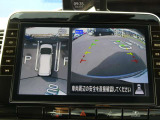 クルマを上空から見下ろしているような映像が画面に映し出されます。ミラーだけでは見え辛い箇所も含め、ひと目で周囲の状況がわかるためスムースに駐車できますね。安全な駐車の手助けになります!