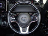 ハンドル左側にはオーディオ操作が出来るオーディオリモートコントロールスイッチ、右側にはHonda SENSINGとオートクルーズコントロールのスイッチを装備!
