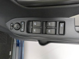 運転席側には 集中スイッチ(全ドアを操作するスイッチ) があり、運転席から乗員全員分の窓をコントロールできます。