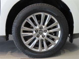 純正のアルミホイール装着車です。タイヤサイズは235/55R18です。