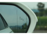 隣車線を走る車両をレーダーで検知し、ドアミラーでは確認しにくい後側方エリアに存在する車両に加え、急接近してくる車両も検知します。車両を検知するとドアミラーに搭載されたLEDインジケーターが点灯します。