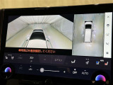 パノラミックビューモニターを装備。駐車場や交差点でクルマを真上から見るように周囲を確認できます。機能の詳細は販売店スタッフまでおたずねください。