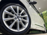 【純正17インチアルミホイール】外観にマッチした純正アルミホイールを装着しております。各種社外アルミホイールや、スタッドレスタイヤも取扱いしております。是非ご相談ください♪
