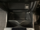 運転席と助手席の間にはドリンクホルダーが付いています。ちょうど手の届く所にありますので、とっても便利です♪