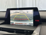 こちらのバックカメラは画面にラインが表示されておりますので、バック時のクルマの進行方向の目安になります。より高いレベルで車庫入れをサポートする、便利な機能ですね。