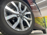 【純正アルミホイール】外観にマッチした純正アルミホイールを装着しております。各種社外アルミホイールや、スタッドレスタイヤも取扱いしております。是非ご相談ください♪