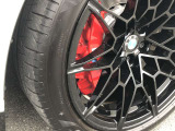 Mスポーツ・ブレーキ! Mのロゴがあしらわれた赤色のMスポーツ・ブレーキはダイナミックなパフォーマンスに相応しい、優れた制動力を発揮します。