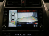 車両全体を上から表示し車両周囲を確認する事が出来るので、狭い駐車場等で重宝する装備です もちろんバックモニターとしての機能もございます