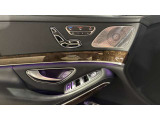 ウィンカー内蔵ドアミラーを開発したのは『メルセデス・ベンツ』です。他車からの視認性が高まり、事故の可能性を低減させています。更に、点灯部分はドライバーの視界に入らないように設計されています。
