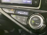 【オートエアコン】一度お好みの温度に設定すれば、車内の温度を検知し風量や温度を自動で調整。暑い&hellip;寒い&hellip;と何度もスイッチ操作をする必要はありません。快適な車内空間には必須の機能ですね♪