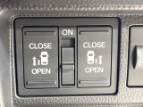 【両側スライドドア】駐車場で隣の車との間隔が狭く乗りにくい時、スライドドアなら安心!ドアオープン時も幅を取らず、開口部が広いので乗り降りがとっても簡単です。大きな荷物の出し入れも後席から可能♪