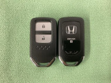 スマートキーを装備しています。鍵を差し込むことなくドアロックの開け閉めと、スタートボタン操作でのエンジンスタートができます。スペアキーも同じものを用意しております。