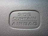 サイドカーテンエアバックシステムは、側面衝突時に大人から子供までさまざまな体格の乗員の頭部や頚部を広範囲で保護。特にセンターピラーへの頭部衝突を防ぐ展開性能を実現しています。