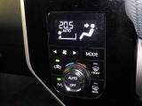 オートエアコン付きなので一度、気温を設定すれば自動的に過ごし易い温度に調整してくれますよ。 車内をいつでも快適空間にしてくれます。