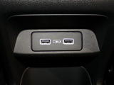 センターコンソールの後ろ側にはUSBチャージャーを配置。後部座席の人も手軽に充電できます。