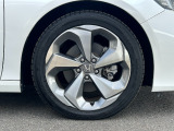純正アルミホイール付きです。足回りをよりおしゃれに。