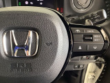 ハンドルにHondaセンシング系のクルーズコントロールやレーンキープアシストなどのスイッチが装備されています。ハンドルから手を離さず安全に操作できます。