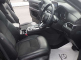 運転席はまっすぐな姿勢でシートに座り、足を自然に伸ばして操作できる位置各ペダルを配するという理想的なレイアウトを実現しています!ぜひ一度MAZDAのドライビングポジションをご体感ください。