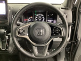 ハンドルにHondaセンシング系のクルーズコントロールやレーンキープアシストなどのスイッチと、オーディオの操作スイッチが装備されています。ハンドルから手を離さず安全に操作できます。