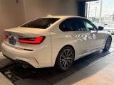 【BMWの伝統-3】BMWのお車は、&ldquo;駆け抜ける歓び&rdquo;を体現しております。走行の安定性とコーナリングの良さを追求し、思い通りにハンドルの操作可能です。