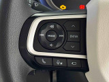 ナビゲーションやオーディオなどの操作がハンドルの手元でできるステアリングスイッチが付いてます