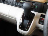 手の届きやすい位置にレイアウトされた操作のしやすいインパネシフト◎コンパクト設計で足元もスッキリお使い頂けます◎