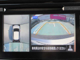 アラウンドビュー付き。上空から車両を見下ろしたような画像に加工された映像をディスプレイで確認しながら車庫入などができ大変便利です。