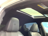 【サンルーフ】開放感たっぷりの希少装備、サンルーフが装着されています!車内に明かりを取り入れたり景色を楽しむ以外にも、車内の空気も簡単に換気できて快適です!