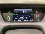 デジタル表示のスピードメーターとタコメーター、燃費やオドメーターなどの表示の他に、ホンダセンシング機能などの表示もできる多機能なマルチインフォメーション・ディスプレイです。