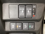 両側電動スライドドアは運転席から操作ができるよう、操作スイッチが付いています。Hondaセンシング用のVSA(ABS+TCS+横滑り抑制)解除とレーンキープアシストシステムなどのスイッチがあります。