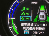 【ホンダセンシング】走行中に前方の車両等を認識し、衝突しそうな時は警報とブレーキで衝突回避と被害軽減をアシスト。より安全にドライブをお楽しみいただけます。