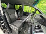 運転席まわりには十分なスペースがあり、大柄な方でもゆったり運転していただける環境です。