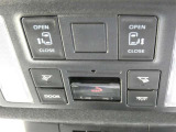電動スライドドアのスイッチで車内からもスライドドアの開閉ができます。イージークローザー機能で半ドアになることも防止してくれます。