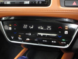 エアコンはオートエアコンでお好みの温度調整が出来、オールシーズン快適にドライブできます!フロントシートの座面に2段階調節のシートヒーターを内蔵。身体を直接温めることができます。