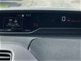 視認性の良いデジタルメーターパネル、左側部分で車両設定など確認出来ます。