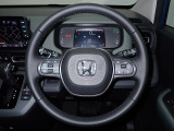 ハンドル左側にはオーディオ操作が出来るオーディオリモートコントロールスイッチ、右側にはHonda SENSINGとオートクルーズコントロールのスイッチを装備!