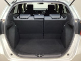ラゲッジも広く使いやすいトランクは、開口部も広く荷物の積み下ろしもしやすいお車となっております。リアシートの背もたれは6:4の割合で分割して可倒できるので、長いお荷物などを載せることもできます。