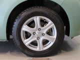 社外のアルミホイールになります。タイヤサイズは165/70R14です。