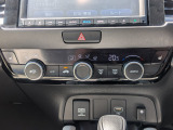 車内環境を自動でコントロールするフルオートエアコン。長距離ドライブも快適です。