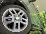 【純正15インチアルミホイール】外観にマッチした純正アルミホイールを装着しております。各種社外アルミホイールや、スタッドレスタイヤも取扱いしております。是非ご相談ください♪