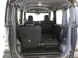 バックドアを上げた状態です。シートのアレンジ次第で荷室のスペースが広くなります!用途に合わせて快適な室内を!