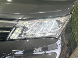 【LEDヘッドライト】悪天候や夜間走行時も良好な視界を確保し安心して運転できる高輝度LEDヘッドライトを装備!点灯速度が早く、消費電力も抑えられています。
