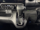 ■運転席にはシート高を調整できるハイトアジャスターが装備され、幅広いシートポジションの設定が可能になっております