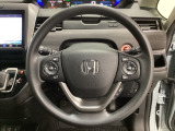 ハンドルにHondaセンシング系のクルーズコントロールやレーンキープアシストなどのスイッチと、オーディオの操作スイッチが装備されています。ハンドルから手を離さず安全に操作できます。
