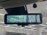 【インテリジェントルームミラー】後席の大きな荷物や同乗者で後方が確認しづらい時でも安心!カメラが撮影した車両後方の映像をルームミラー内に表示。クリアな視界で状況の確認が可能です!