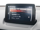 こちらのお車には先進安全装備が多数搭載されています。衝突被害を回避あるいは軽減するためのブレーキや、後方死角からの接近警報、車線逸脱を防止する警報装置など、詳しくはスタッフまでお尋ねください。