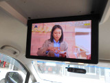 後席モニターです。ロングドライブや渋滞でもテレビやDVDにブルーレイなどが楽しめるので退屈しませんよ。