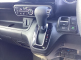 インパネシフトだから視線の移動も少なく足元もスッキリ♪運転席もゆったりしているのでゆとりを持ってドライブできますね!