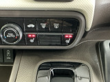 運転席/助手席シートヒーターで寒い日もすぐに温かくなり快適に過ごせます。2段階の温度調整が可能です